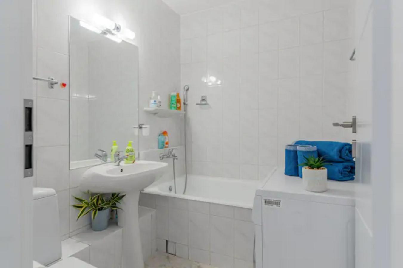 Cosy & Chic Studio Close By Victoria Square Букурещ Екстериор снимка